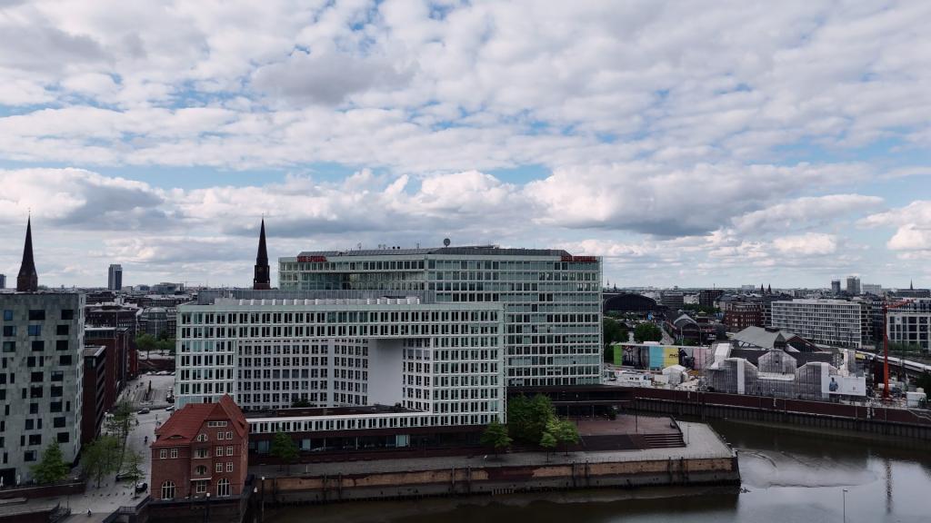 Immobilienaufnahmen Allianz-Gebäude in Hamburg als Drohnenaufnahme mit DJI Mini 4 Pro – Skyline, Elbe bei Ebbe, bewölkter Tag