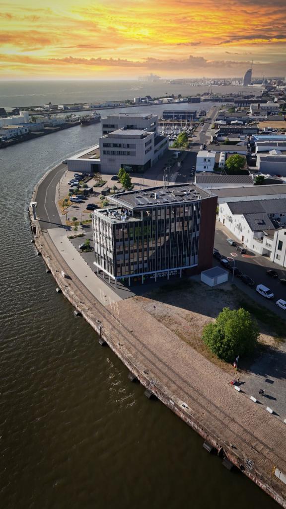Drohnenaufnahmen Niedersachsen – Bremerhaven: Außen-Luftaufnahme eines Ingenieursgebäudes mit Umfeld