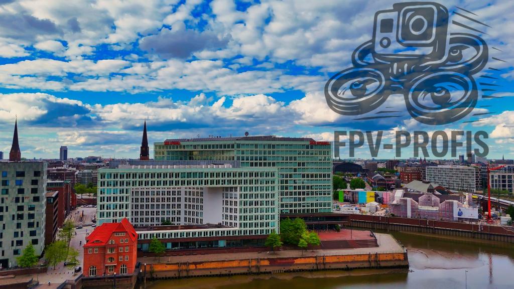 Drohnenaufnahme der Hamburger Skyline mit Elbe im Vordergrund – professionelle Luftaufnahmen aus Hamburg für Web, Social Media und Exposés